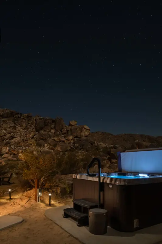Hot tub: Excellent stargazing from the hot tub nestled next to the boulders.