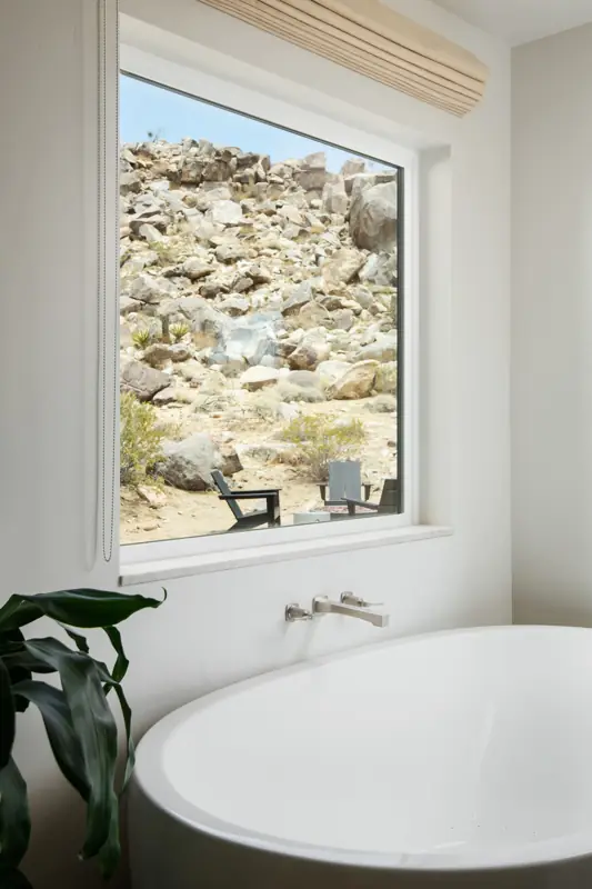 Full bathroom 1: Jetted tub in the master bathroom