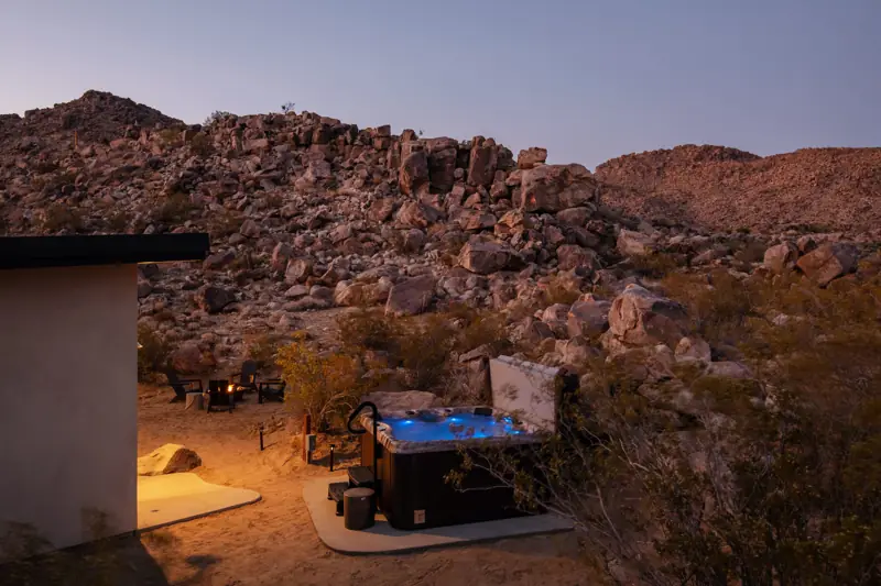 Hot tub: Enjoy a relaxing evening in the hot tub by the stunning boulders.